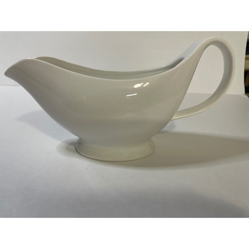 10 Strawberry Street Gravy Boat Unisex OS White Excellent Ceramic Sauce Pitcher